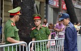 [ẢNH] Những nguy hiểm rình rập tại hiện trường vụ cháy khu nhà trọ bệnh nhân ở đường Đê La Thành